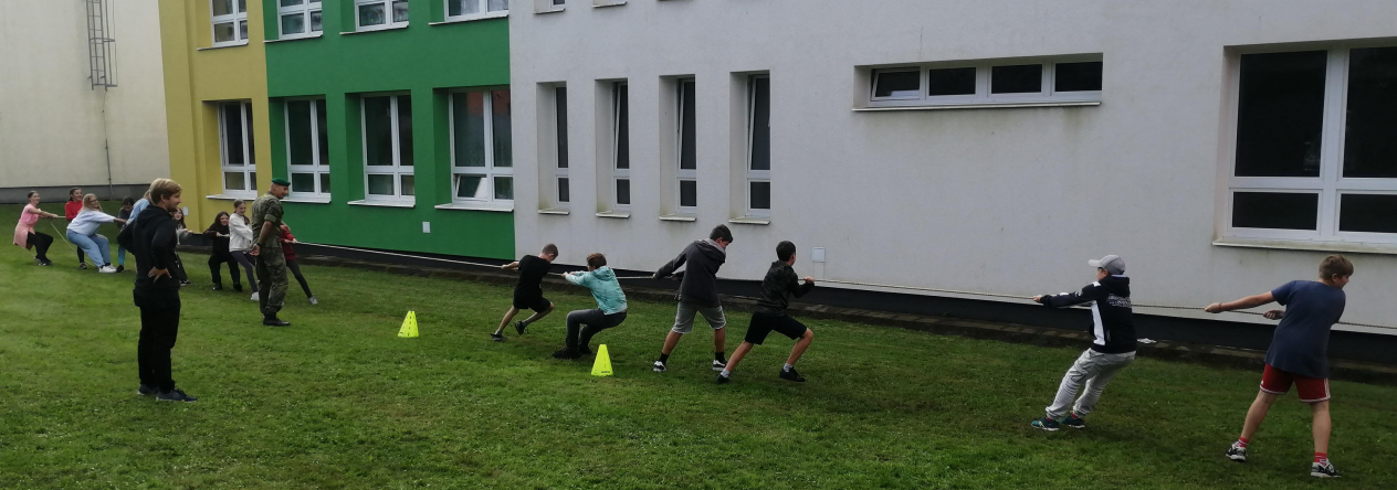 Jedna ze sportovních disciplín - přetahování lanem.