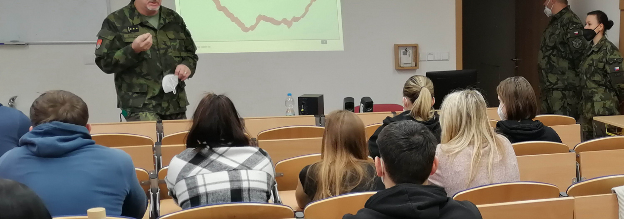 Plukovník Urban přednáší studentům VŠERS