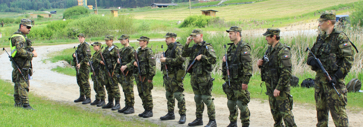 Poručík Janda při poučení před zahájením střeleb 