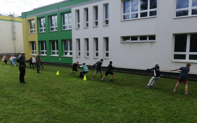 Jedna ze sportovních disciplín - přetahování lanem.
