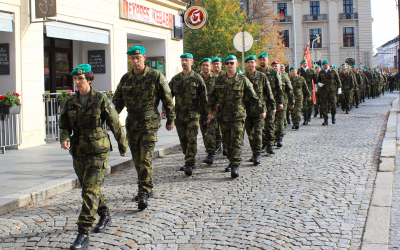 Jednotky v pochodovém proudu přivedla na náměstí podplukovnice Trněná
