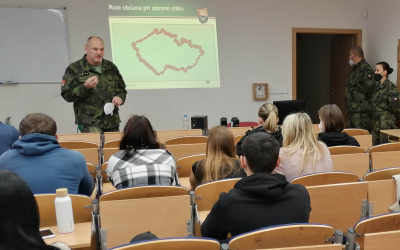 Plukovník Urban přednáší studentům VŠERS