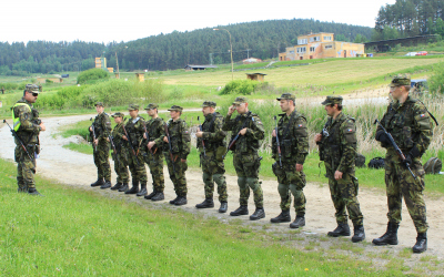 Poručík Janda při poučení před zahájením střeleb 