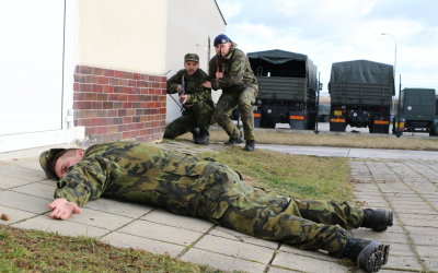 Aktivní záložníci se učili, jak zajistit narušitele