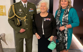 veteránka druhé světové války paní Ernestína Švorcová a ředitel KVV
