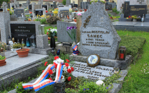 Hrob novodobého válečného veterána majora i.m. Ing. Rostislava Samce