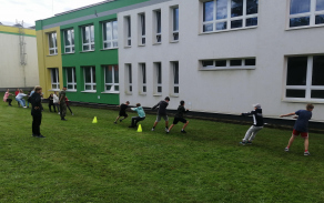 Jedna ze sportovních disciplín - přetahování lanem.
