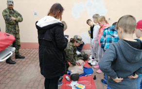 ... zkusit si první pomoc pod dohledem vojenských zdravotníků...