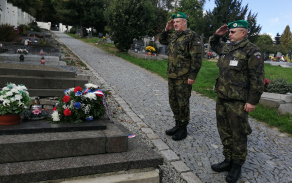 Plukovník Urban a kapitán Daňhel při pietním aktu