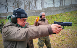 Pořadatelé soutěže - Petr Macháček (střelec) a Ota Nevšímal (rozhodčí)