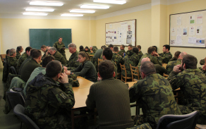 Záložníci po nástupu a dovystrojení při prvním briefingu