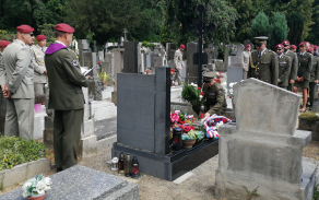 Pietní akt v Hluboké nad Vltavou u hrobu štábního praporčíka in memoriam Kamila Beneše