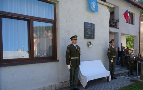Odhalení lavičky válečných veteránů pod pamětní deskou ppor. Valeše