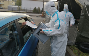 Voliči mohli na "Drive-In" volit přímo z auta