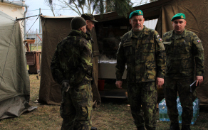 Ředitel KVV ČB plukovník Urban a kapitán Strosser při prohlídce polní kuchyně