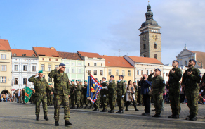 Generál Alan v doprovodu plukovníka Urbana zdraví nastoupené jednotky