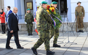 Kladení věnců a kytic k pamětní desce T. G. Masaryka