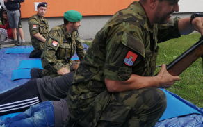 Střelecké stanoviště mají vojáci pevně v rukách - bezpečnost především.