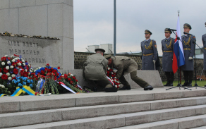 Společný ceremoniál u památníků umučených a vězněných Čechoslováku