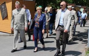 Hejtmanka Jihočeského kraje Ivana Stráská v doprovodu plukovníka Urbana a velitelů útvarů jihočeského regionu
