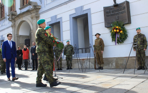 Kladení věnců a kytic k pamětní desce T. G. Masaryka