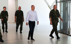 Hejtman Martin Kuba v doprovodu plukovníka Urbana, plukovníka Trša a plukovníka Gensera, velitele Velitelství teritoria