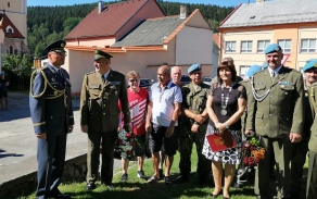 Vzpomínková akce před obecním úřadem v Rožmitále na Šumavě