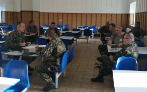 Pravidelný podvečerní briefing velení roty s řídícím cvičení podplukovníkem Růžičkou s KVV České Budějovice