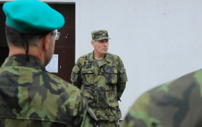 Zástupce řídícího cvičení podplukovník Otakar Růžička seznamuje rotu s plánem výcviku
