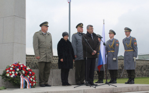 Společný ceremoniál u památníků umučených a vězněných Čechoslováku