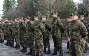 Pěší rota AZ nastoupena k vyhlášení bojového rozkazu