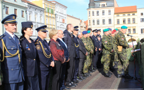 Čestní hosté na tribuně při projevu plukovníka Urbana