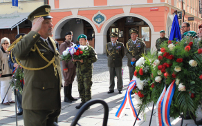 Plukovník Urban, ředitel KVV České Budějovice u pamětní desky T. G. Masaryka