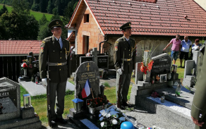 Hrob ppor. i.m. Petra Valeše na místním hřbitově