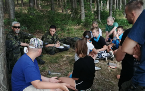 Teoretická příprava v příjemném stínu lesa