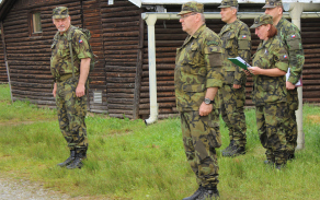 Praporčice Jirásková z KVV České Budějovice vyhlašuje personální rozkazy