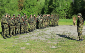 Velitel roty kapitán Vranka před nastoupenou jednotkou