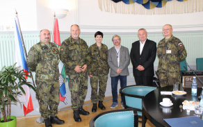 Společné foto všech účastníků přátelského, byť pracovního, setkání