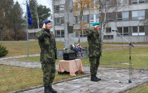 Kapitán Dvorovčík a plukovník Urban v závěru ceremoniálu při státní hymně