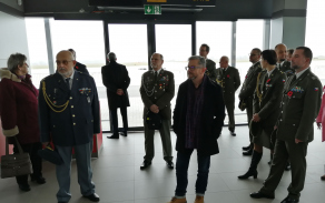 Po skončení pietního aktu proběhla krátká prohlídka nově postaveného terminálu Jihočeského letiště