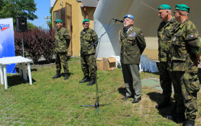 Poručík Bohumír Tomášek DiS, zástupce obce legionářské zve vítěze do Ležáků