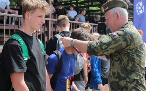 Ředitel KVV České Budějovice plukovník Tršo ocenil vítěze soutěže