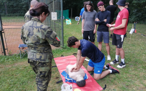 Vyzkoušet si masáž srdce na realistickém trenažéru mnohé překvapilo svoji náročností