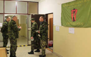 Plukovník Urban uděluje kapitánu Váchalovi, veliteli roty, poslední instrukce před vyhlášením bojového rozkazu