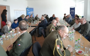 Beseda s válečnými veterány spojena s drobným občerstvením
