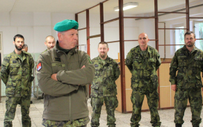 Plukovník Tršo navštívil vojáky při výcviku