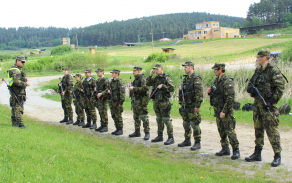 Poručík Janda při poučení před zahájením střeleb 