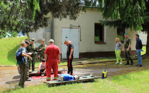 Na práci na stanovišti poskytování první pomoci a transport raněného se přišli podívat i hosté plukovníka Urbana, ředitelka KHS Kvetoslava Kotrbová a pověřený ředitel KÚ JčK Lukáš Glaser.