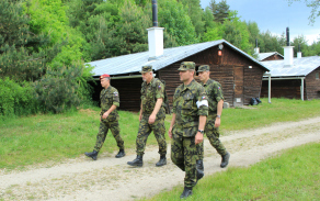 Plukovník Genser při prohlídce srubového tábora