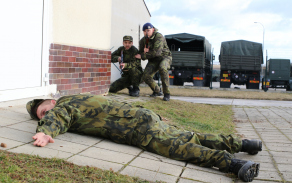 Aktivní záložníci se učili, jak zajistit narušitele